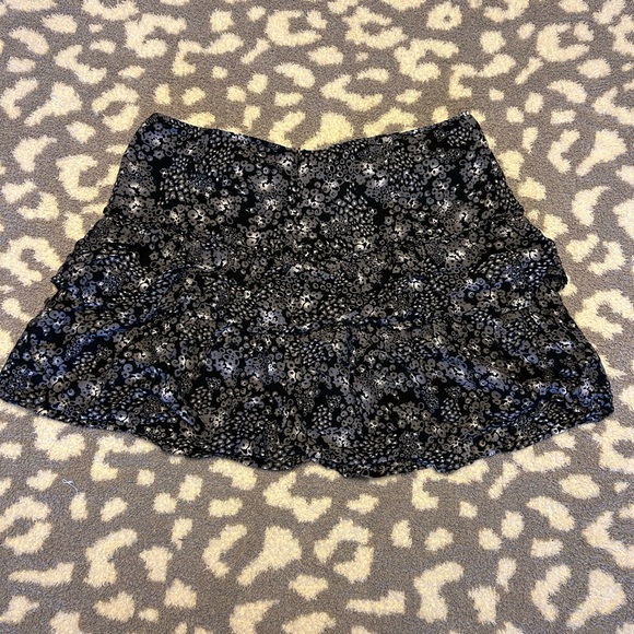 Dream Out Loud Skirt by Selena Gomez, flower design, Size 7, Zips up on the side - Picture 2 of 3